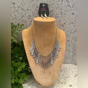 NEW Paparazzi hammered look silver tone necklace set
